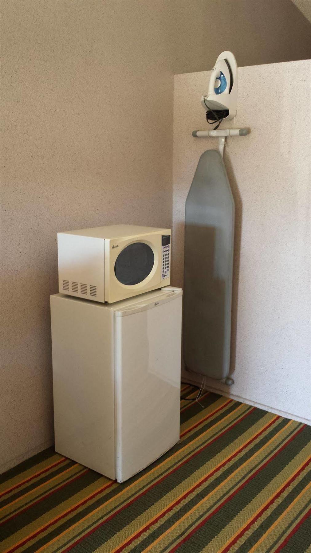 ホテル ハワード ジョンソン エアポート ダウンタウン フェニックス エクステリア 写真